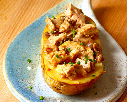 Patate rôtie au foie de morue fumé,  sauce orange et balsamique