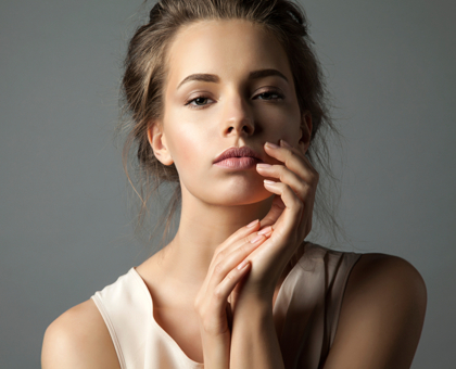 Comment bien porter le rouge à lèvres nude