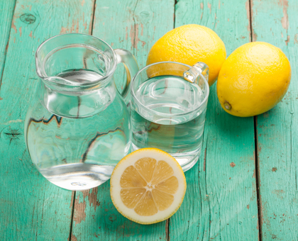 6 avantages à boire de l’eau tiède citronnée au réveil