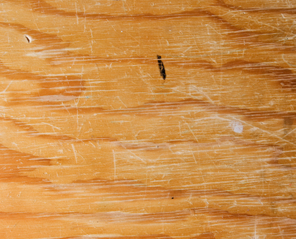 Récupérer un meuble ou un parquet rayé en 2 minutes