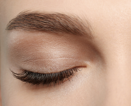 DIY : un soin maison pour de beaux cils et sourcils