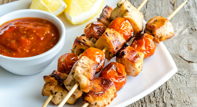 Filets de poulet grillé, sauce yaourt épicée