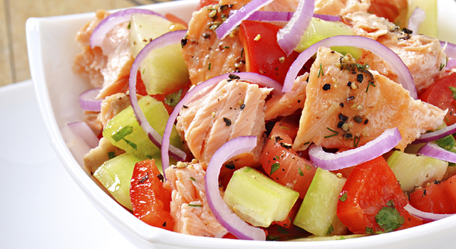 Salade colorée au saumon