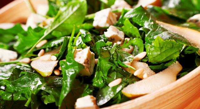 Salade d’épinards au roquefort et aux poires