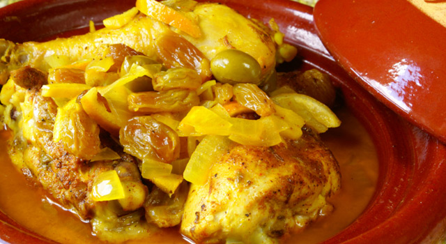 Tajine de poulet au citron confit et aux olives