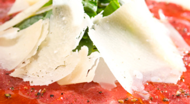 Carpaccio de bœuf au poivre et au parmesan
