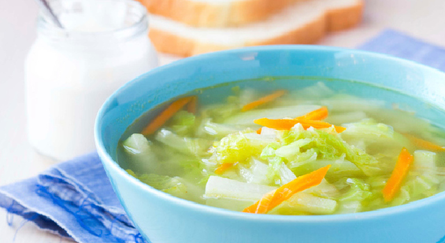 Soupe vivifiante au chou
