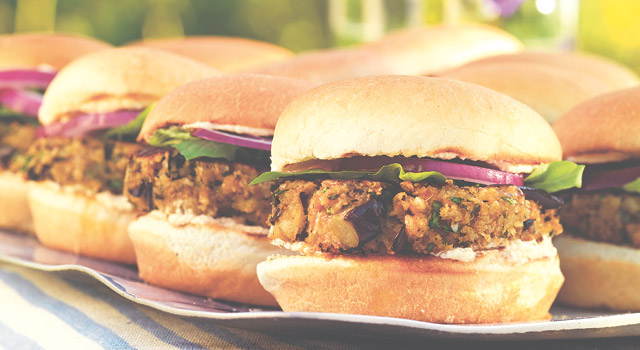 Mini-burgers d’aubergine à la grecque et sauce à la feta