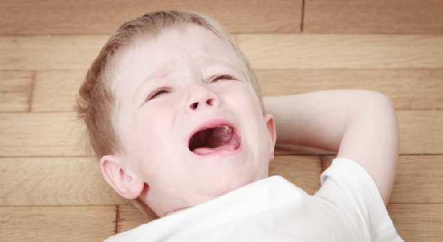 Mon enfant se roule par terre en public, que faire ?