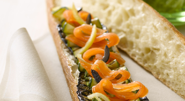 Tartine de saumon fumé aux légumes marinés / grillés, olives et citron confit