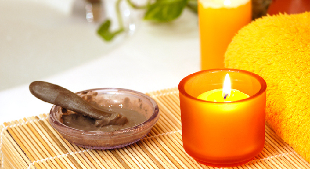 Cheveux gras : 2 recettes maison à l'argile verte !