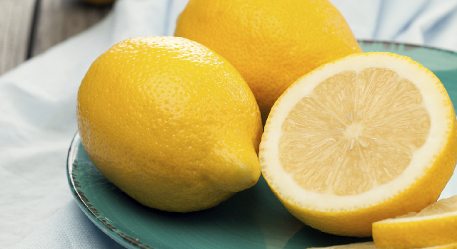 Le citron, un allié nature pour des dents blanches !