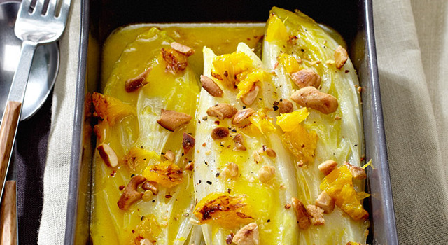 Endives à l'orange et crumble aux noix de cajou