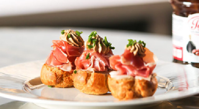 Choux garnis au caviar de tomates séchées et aubergines douces