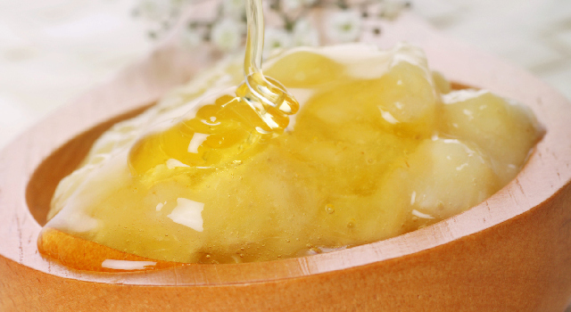 Masque oeuf-miel pour cheveux secs