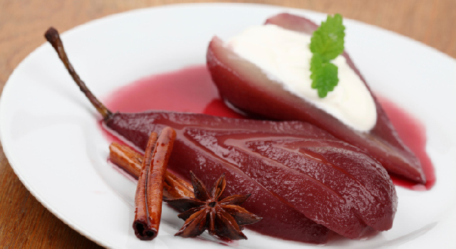 Poires au vin rouge et aux épices