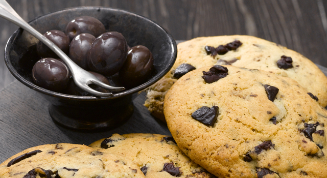 Cookies au chocolat noir et olives violettes