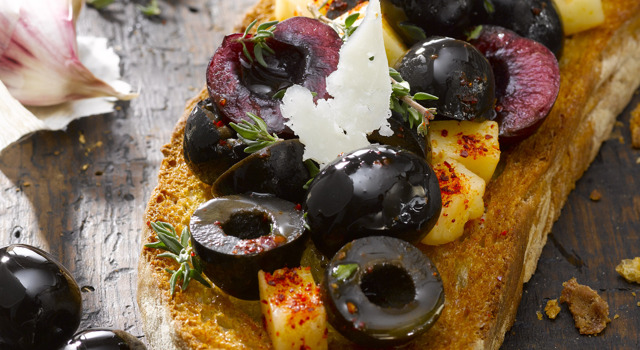 Tostada de pain de campagne, mix d’olives noires et cerises