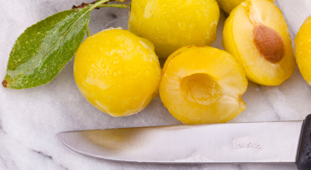 Brochettes de mirabelles rôties au thym-citron