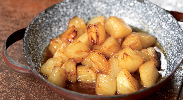 Poêlé d'ananas au rhum et au sucre roux