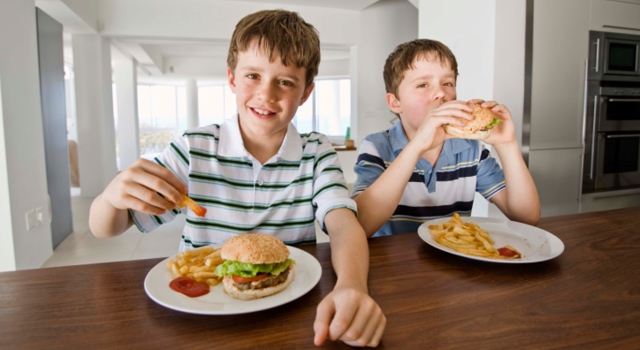 Le surpoids des enfants serait-il dû au mode de vie de leurs parents plutôt qu’à leurs gènes ?