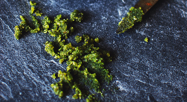 Pesto de kale, noisettes et parmesan
