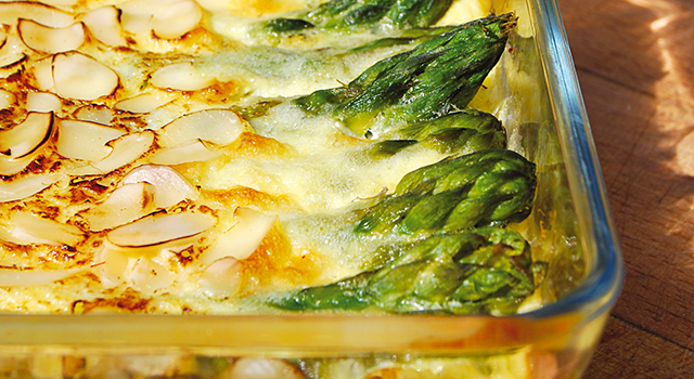 Clafoutis salé aux asperges vertes amandes et parmesan