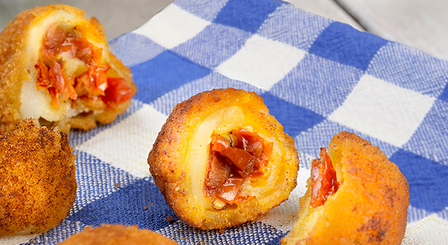Bouchées de mozzarella farcies aux tomates séchées