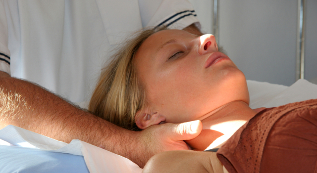 Comment l’ostéopathie prépare et soulage les maux de la grossesse et de la ménopause