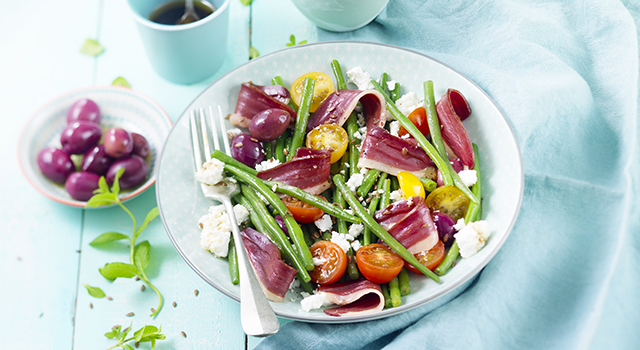Salade de haricots verts, feta et magret de canard fumé au bois de hêtre montfort