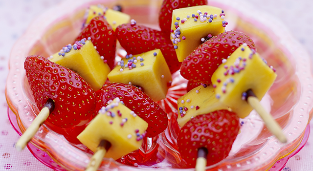 Brochettes de mangue et de fraises