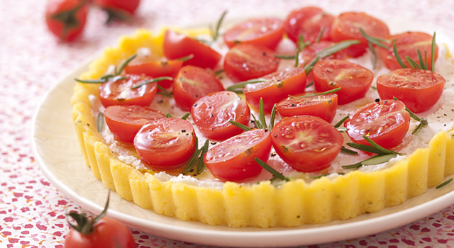 Tarte de polenta au chèvre frais et tomates cerises