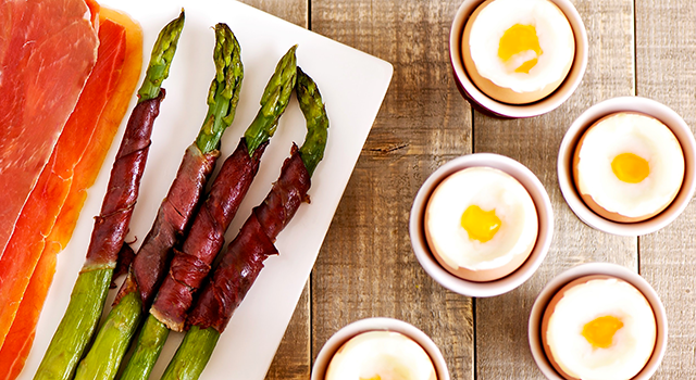 Oeuf à la coque-mouillettes revisité avec des asperges