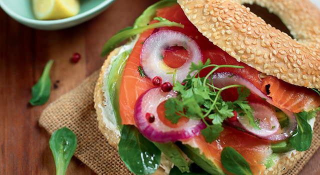 Bagel de saumon fumé Bonneterre mariné au citron vert, oignons rouges & mâche