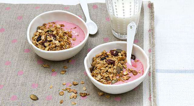 Granola au lassi framboises vanillées et fraises