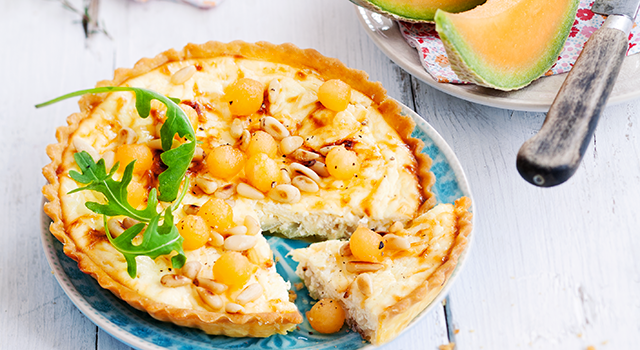 Tarte ricotta-chèvre et billes de melon et pignons de pin