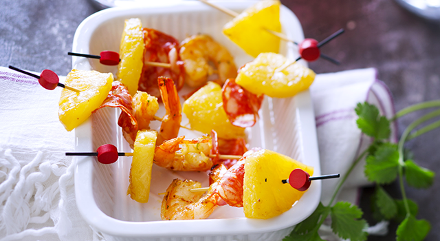 Brochettes d'ananas, crevettes et chorizo