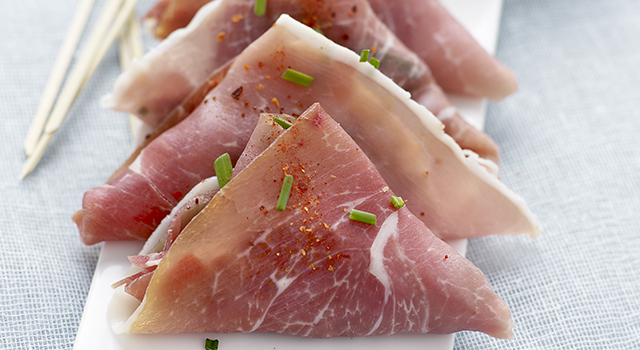 Jambon cru Aoste en samoussa de gambas et piment d'Espelette