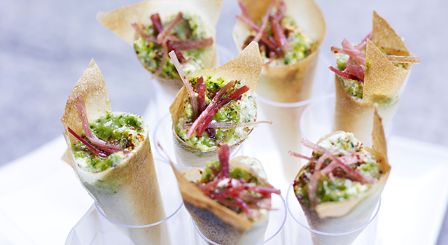 Cornet croustillant de jambon serrano Aoste, mousse de chèvre au basilic