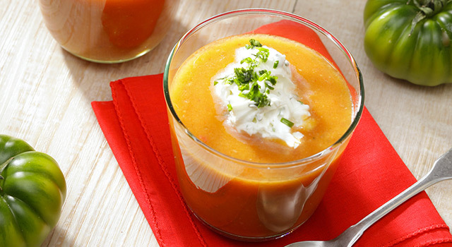 Gaspacho de tomate au tabasco rouge & sa chantilly salée aux herbes et au tabasco vert