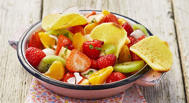 Salade de fruits  et tuiles de quatre-quarts
