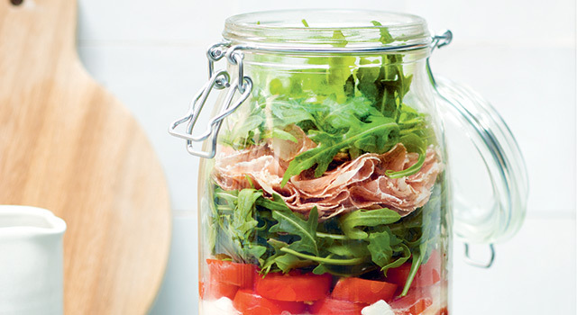 Salade de légumes du soleil à la mozzarella in a jar
