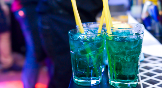 Un tatouage qui s’éclaire en bleu quand on a trop bu