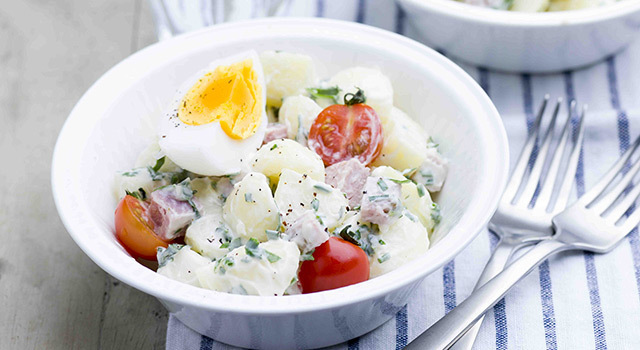 Oeuf mollet, pommes de terre  aux herbes et tuiles de parmesan
