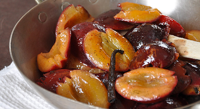 Poêlée de prunes à la fleur d'oranger et à la vanille