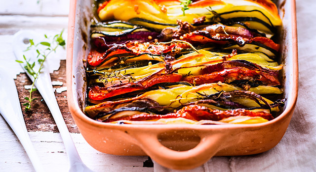 Tian de pommes de terre, tomates, courgettes et oignons rouges