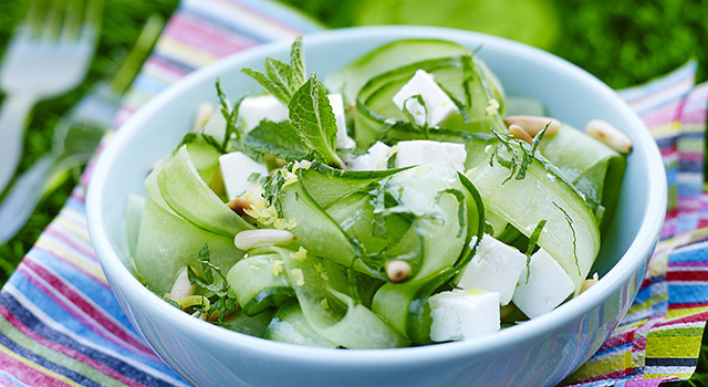 Tagliatelle de concombre à la menthe et à la féta
