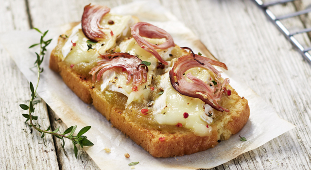 Tartine de quatre-quarts sucrée salée au fromage et à l’andouille