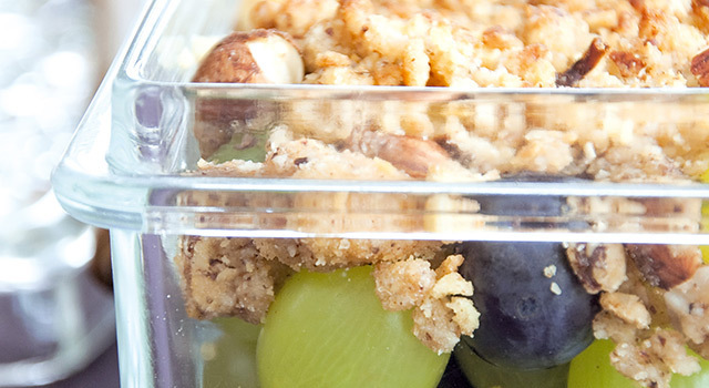 Crumble express de raisin aux noisettes