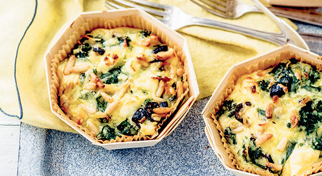 Clafoutis de kale, brousse, olives noires et pignons
